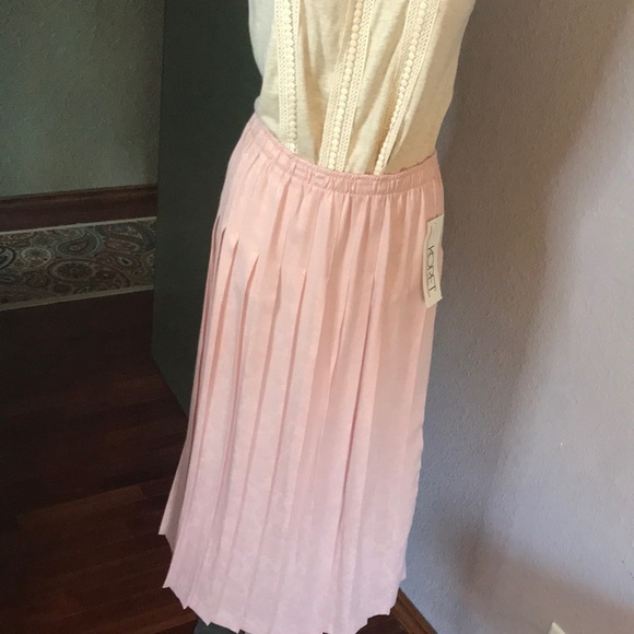 Koret Dresses & Skirts - 🎁Soo Pretty NWT Koret Pink Pleated Silky Skirt Sz 22W